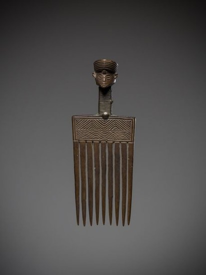 TCHOKWE/LWENA, Angola. Old comb with a refined face....