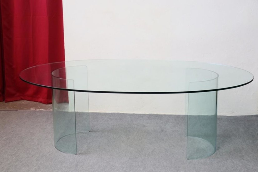 Table en verre à plateau ovale reposant sur deux p…