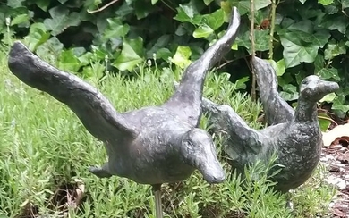 Two garden sculptures of ducks in flight (2) - Patinated bronze - 2000-Present