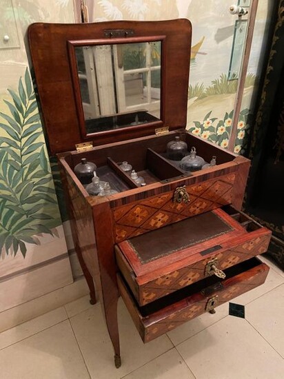 Writing table made of veneer wood and marquetry of flowers opening by a flap forming a dressing table with a mirror, a writing drawer and a drawer. Curved legs.