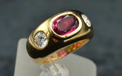 Yellow gold ring with diamonds and ruby 21st century. Gold, proof 750, diamonds, ruby. Weight 15.61 g, inner diameter 15.56 mm.