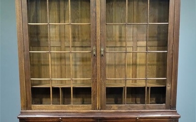 (-), grote eiken boekenkast met stel beglaasde deuren...
