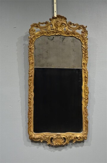 (-), spiegel in bewerkte goudbeschilderde lijst, Louis XV-periode...