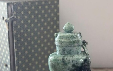 1 vase balustre couvert en jade jadeite à veines vertes, à décor d'un dragon de couleur vert sombre en relief (accidents)