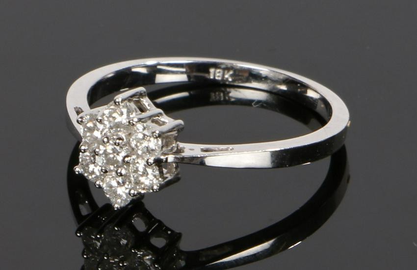 18 carat white gold diamond set ring, the diamond set