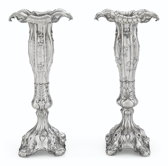 1900 PARIS EXPOSITION UNIVERSELLE: A NEAR PAIR OF AMERICAN SILVER VASES, MARK OF GORHAM MFG. CO., PROVIDENCE, RHODE ISLAND, 1899, MARTELÉ