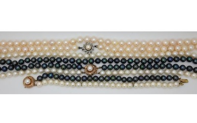 2 Perlenketten, 1 Perlarmband, z.T. verschiedenfarbig, Verschlüsse GG/WG je 14ct., z.T. mit kleinen