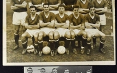 SCARCE 1958 MANCHESTER UTD B W TEAM PHOTOGRAPH PRESS ISSUE PHOTO TAKEN ON THE OLD TRAFFORD PITCH BEFORE THE MATCH V CHELSEA THE FINAL OFFICIAL PHOTO OF