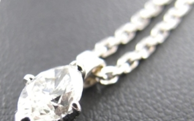 1 collier retenant 1 diamant navette (0.45 Ct env.), 5.7g or 750 mil.