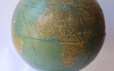 Globe terrestre en léger relief édité par Thury et…
