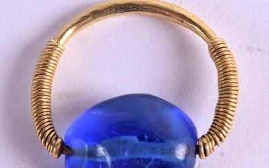 A CENTRAL ASIAN HIGH CARAT GOLD AND BLUE STONE RING.