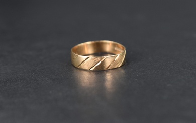 A 9ct gold wedding band having brushed and cut decoration, size T & approx 2.1g