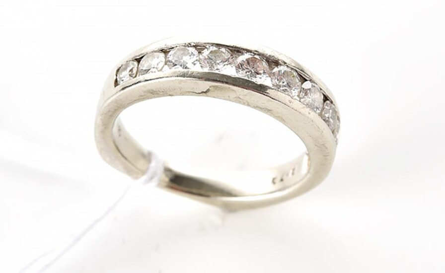 A DIAMOND DRESS RING IN 18CT WHITE GOLD, SIZE K, 4.5GMS