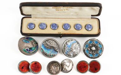 A GROUP OF LIBERTY BUTTONS (16)