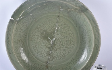A LARGE 16TH/17TH CENTURY Ming CELADON INCISED CHARGER decor...
