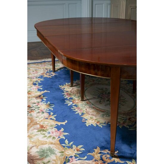 A Louis XVI style mahogany dining table XIXth century