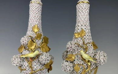 A PAIR OF 19TH C. MEISSEN SNOWBALL VASES AND COVERS