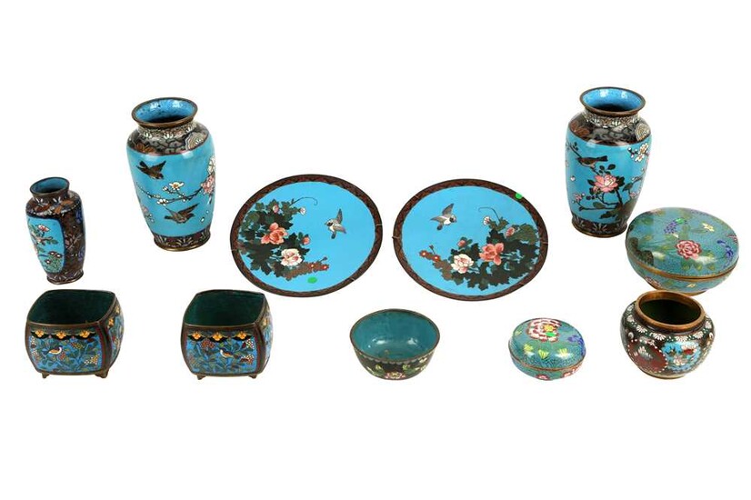A PAIR OF JAPANESE CLOISONNE ENAMEL VASES, LATE 19TH/EARLY 20TH CENTURY
