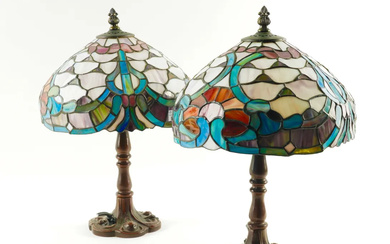 A PAIR OF TIFFANY STYLE STAINED AND LEADED GLASS MOUNTED TABLE LAMPS (2)