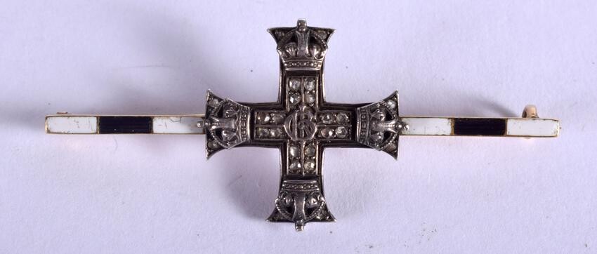 A RARE ANTIQUE 15CT GOLD AND ENAMEL MILITARY CROSS. 6.1