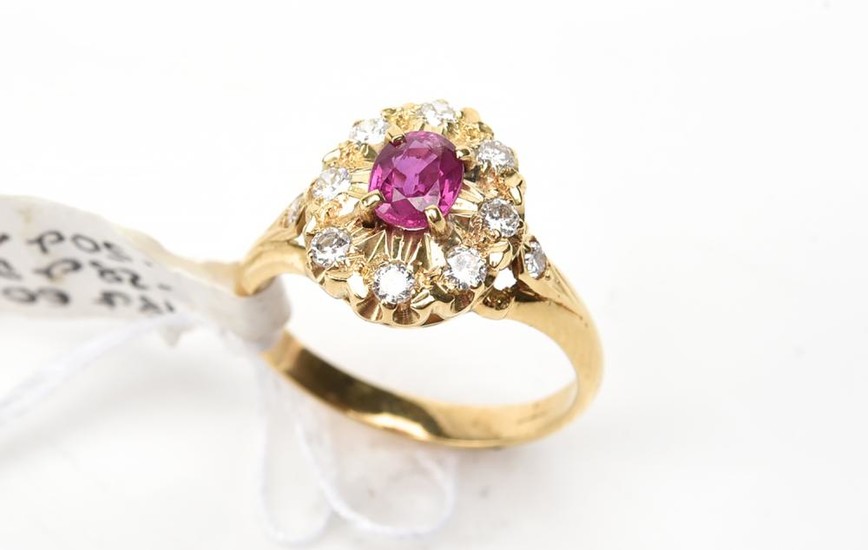 A RUBY CLUSTER RING IN 18CT GOLD, SIZE M