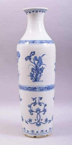 A SUPERB TALL CHINESE BLUE AND WHITE PORCELAIN SLEEVE