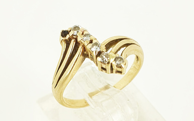 A VINTAGE 9ct GOLD AND DIAMOND RING