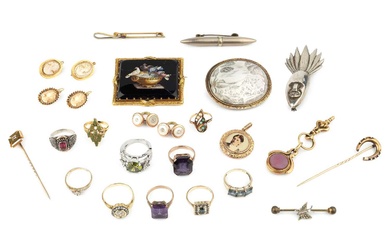 A collection of jewellery to include a 9ct gold mounted...