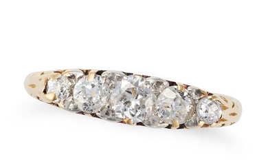 AN ANTIQUE DIAMOD FIVE STONE RING in 18ct yellow gold, set with five old European cut diamonds