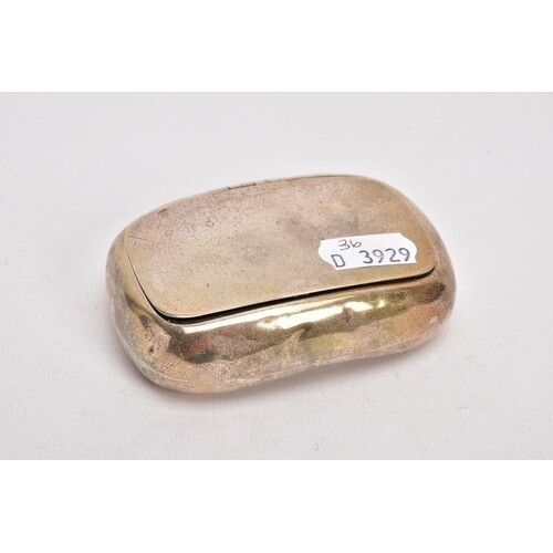 AN EARLY 20TH CENTURY SILVER TABLE SNUFF BOX, of a rounded r...