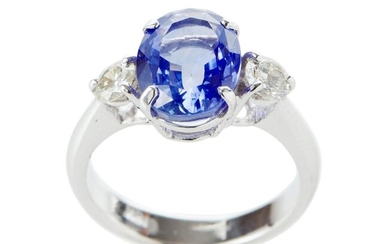 AN UNHEATED SRI LANKAN SAPPHIRE AND DIAMOND RING IN 18CT WHITE GOLD, CENTRALLY SET WITH AN OVAL BLUE SAPPHIRE WEIGHING 4.62CTS, SHOU...