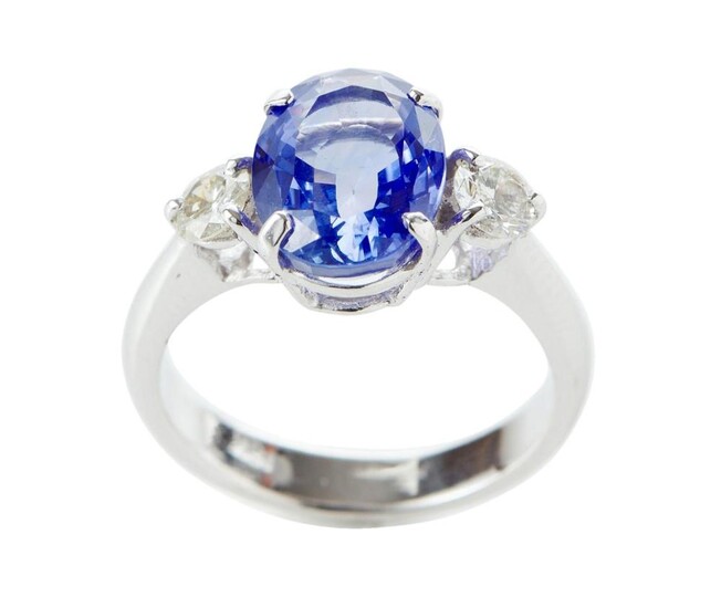AN UNHEATED SRI LANKAN SAPPHIRE AND DIAMOND RING IN 18CT WHITE GOLD, CENTRALLY SET WITH AN OVAL BLUE SAPPHIRE WEIGHING 4.62CTS, SHOU...