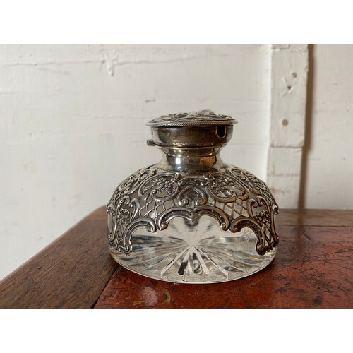 An Edwardian silver mounted ink well, William Comyns, London...