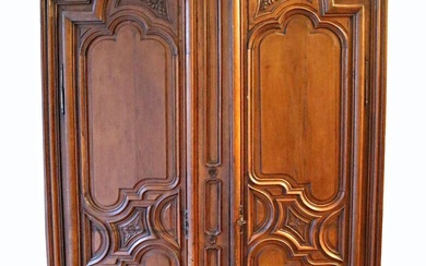 Armoire en bois naturel mouluré et sculpté... - Lot 186 - Vasari Auction