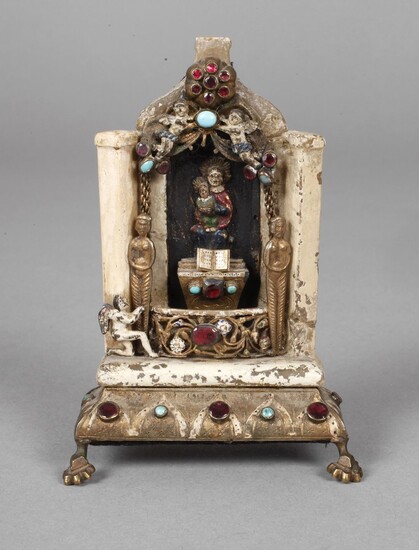 Autel miniature 18e/19e siècle, modèle filigrane en pierre de couleur crème, montages en laiton gravés...