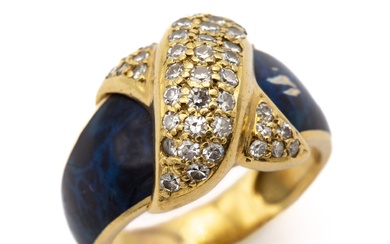 Bague formant un lien en or jaune 18k (750), pavé de diamants sur émail bleu.(petit...