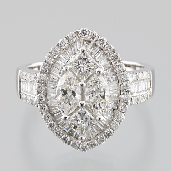 Bague marquise sertie de diamants En or blanc 750 millièmes, numéroté 0893, sertie en son...