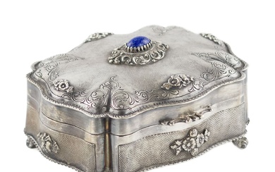 Boîte à bijoux italienne en argent, norme 800. 20ième siècle. Fabriqué et richement décoré dans...