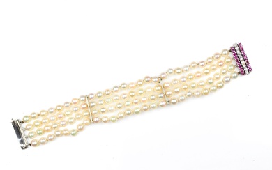 Bracelet de perles à quatre brins Fermoir en or blanc 14kt avec diamants et rubis...