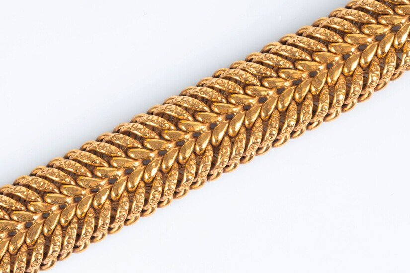 Bracelet en or maille américains ciselée. 30,85 g - 19,5 cm. Larg. 15 mm