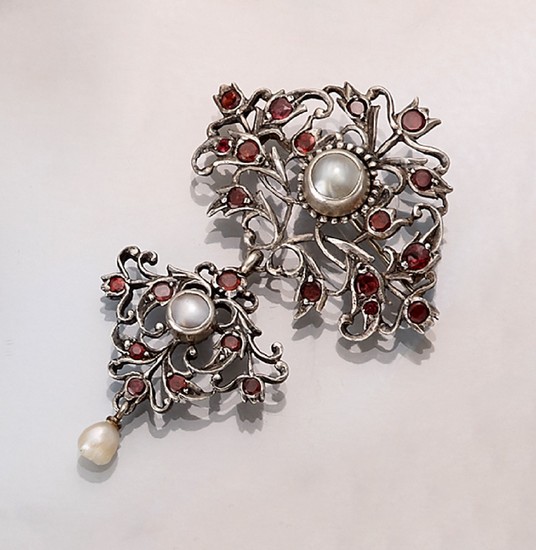 Brooch with mother of pearl and red...
