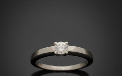 CARTIER BAGUE "solitaire" en or platine (950‰) serti d'un diamant taille brillant (égrisures). Anneau intérieur...
