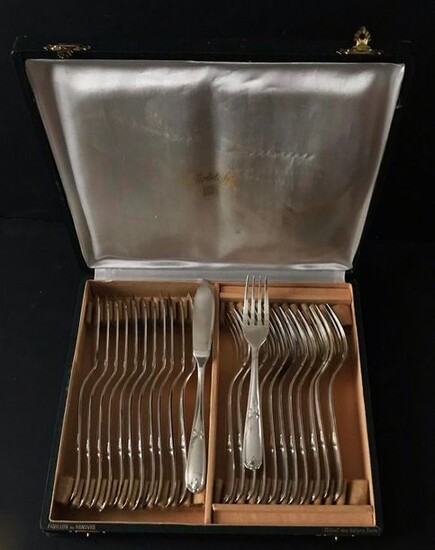 CHRISTOFLE, set of 12 Regency style silver plated metal fish cutlery in a case