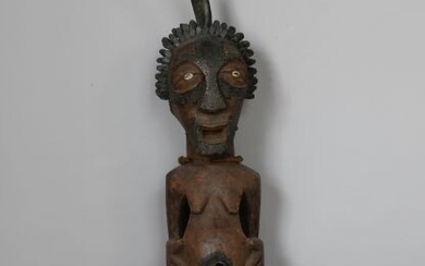 CONGO Grand fétiche en bois sculpté et cuivre XXe, dans le style des SONGYE H...