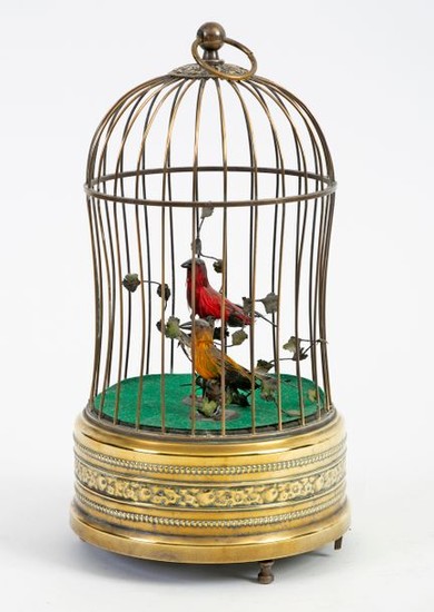 Cage à oiseaux en cuivre contenant deux oiseaux...
