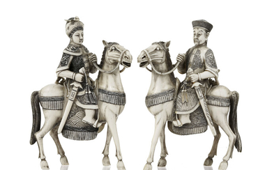Cavalier, 2 sculptures en ivoire, Chine, XXe s., h. 21 cm