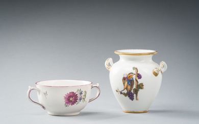 Céramique, réunion comprenant : - Petit vase, en porcelaine, à col légèrement resserré, à décor...