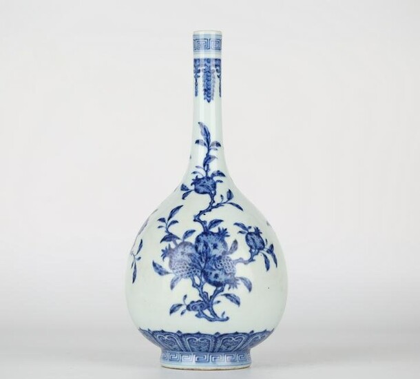 Chinese blue and white glazed vase, Qianlong period