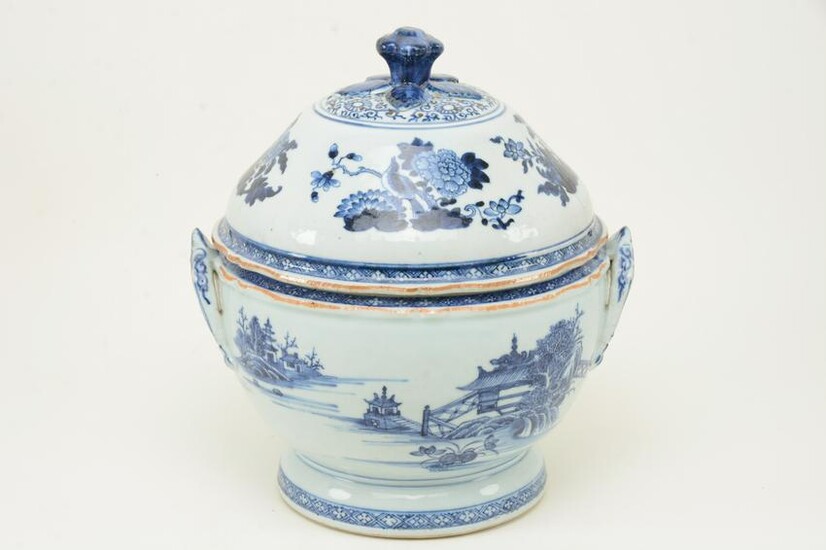 Chinese export blue and white spherical covered tureen