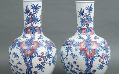 Coppia di grandi vasi in porcellana
